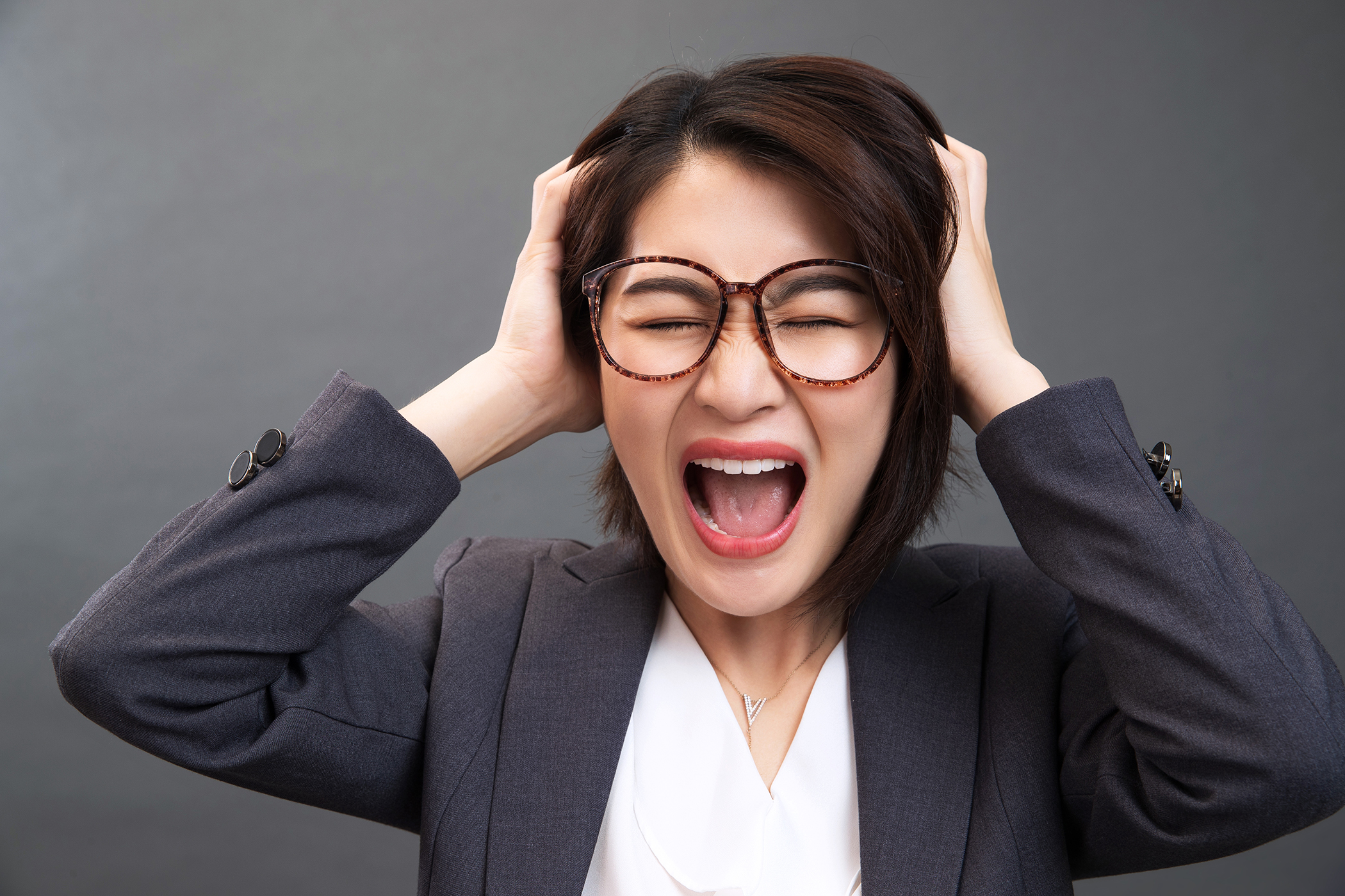 1749712312599170.jpg 攝圖網(wǎng)_501954963_襯衫情緒白領苦惱的青年女人(企業(yè)商用).jpg